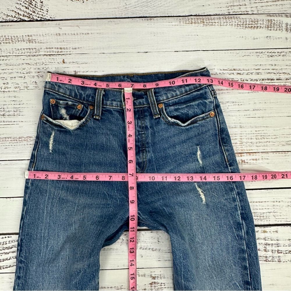 Levi's size 26 Wedgie Straight Distressed Jeans in Lasting Impression Wash - Picture 9 of 14